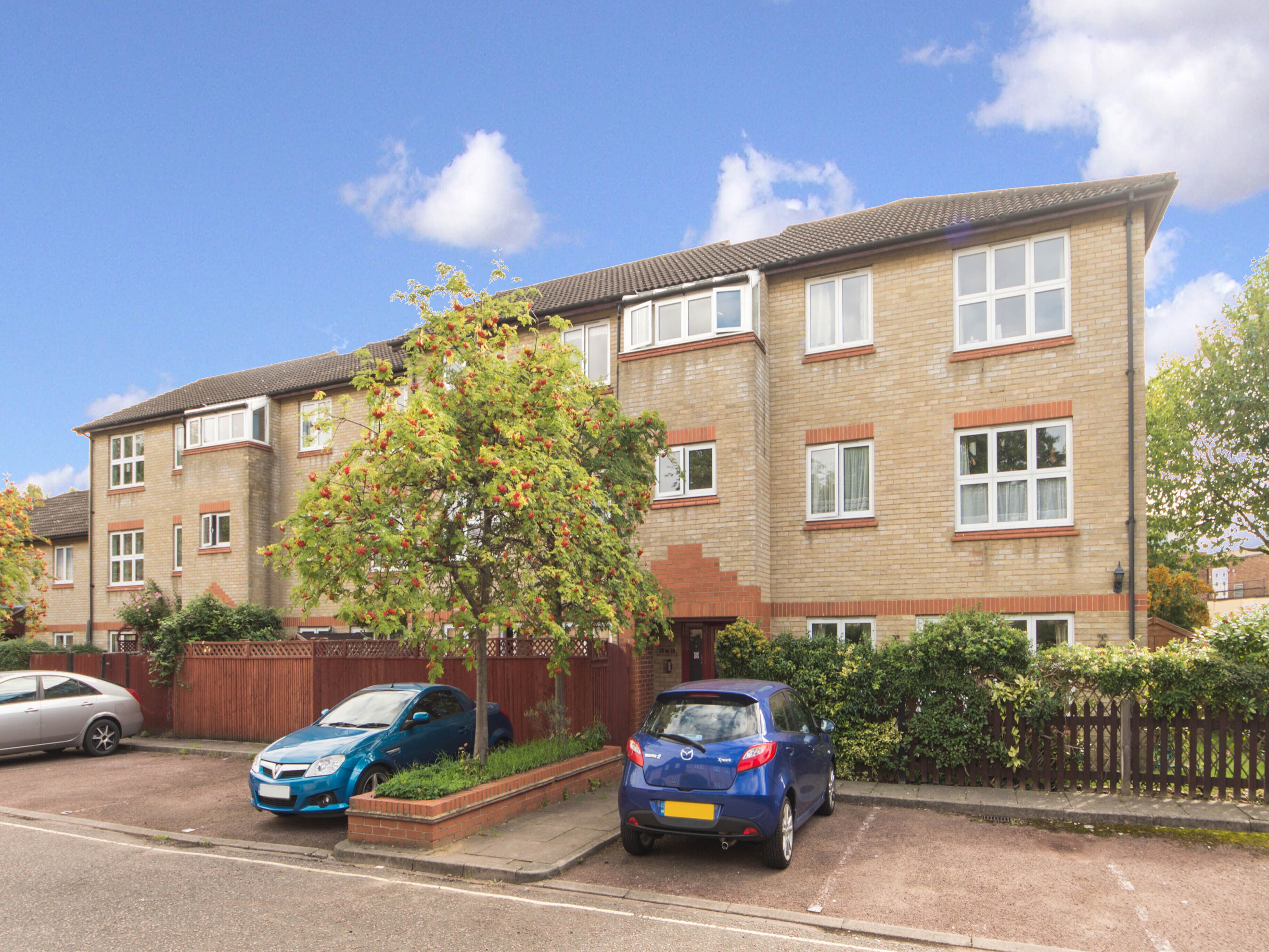 Flat Ivybridge Close in Greater London