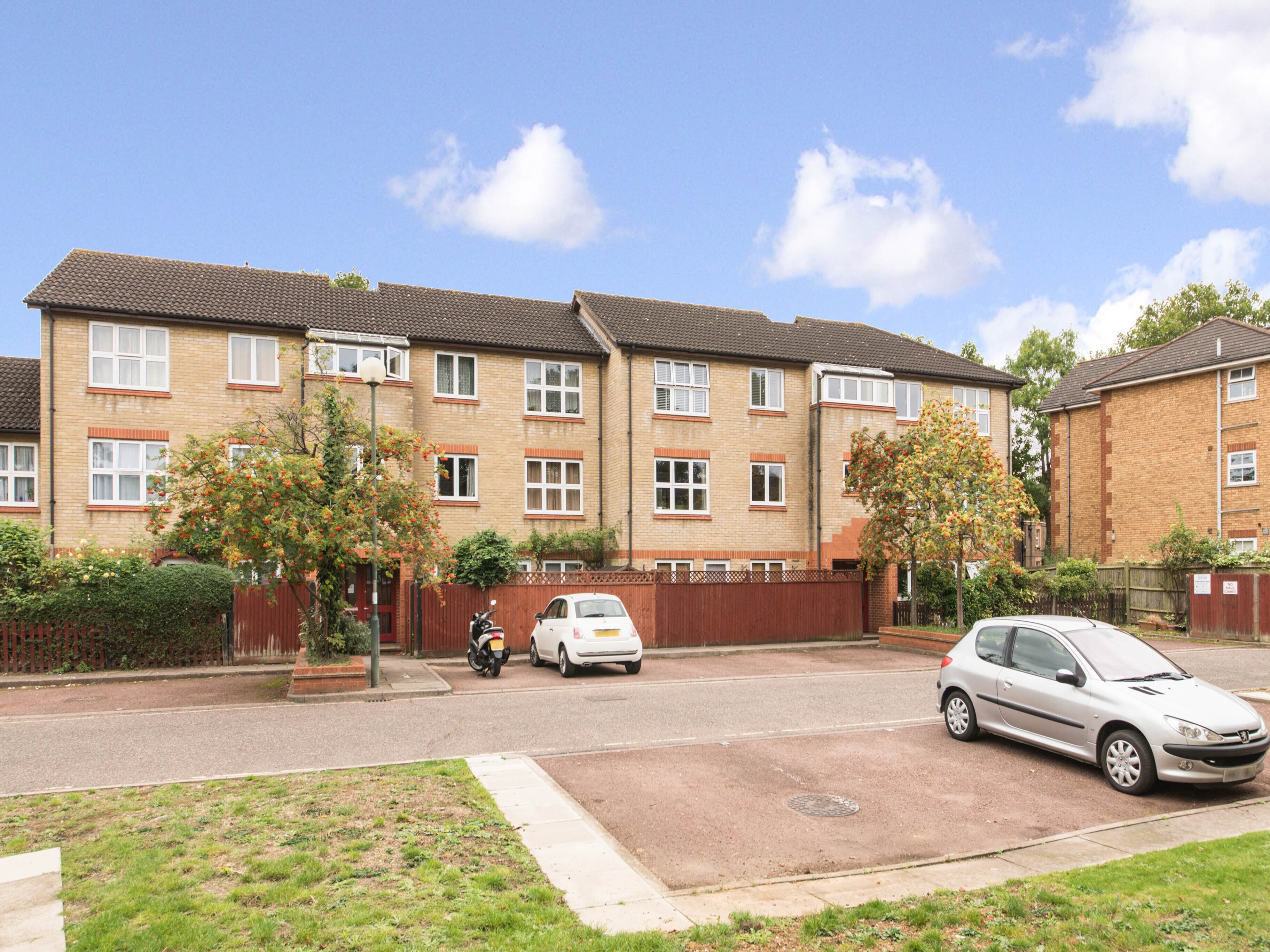 Flat Ivybridge Close in Greater London