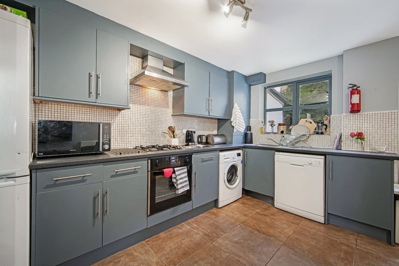 Room Plough Way in Greater London