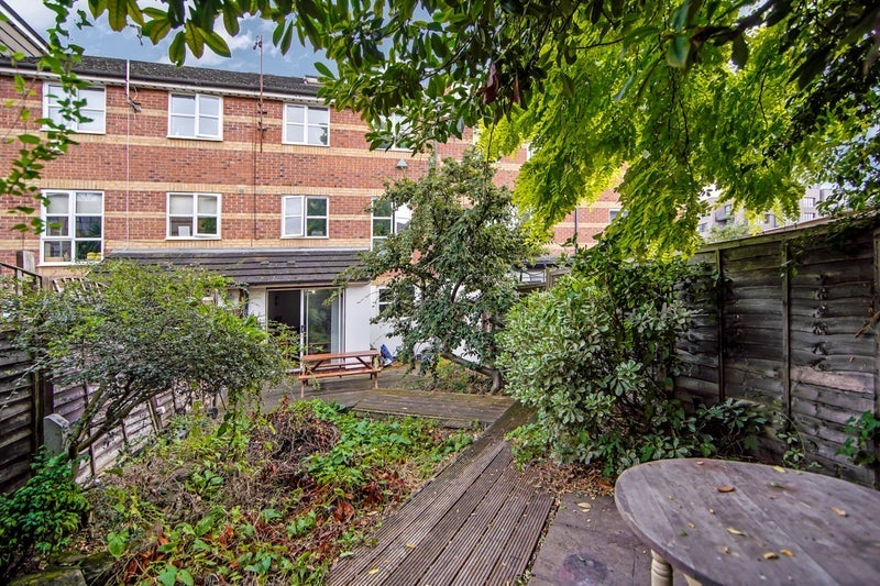 Room Plough Way in Greater London