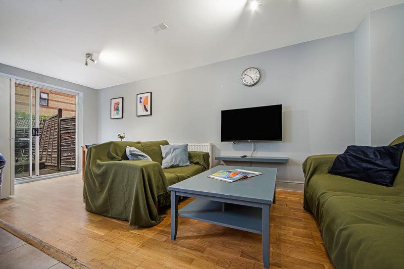 Room Plough Way in Greater London