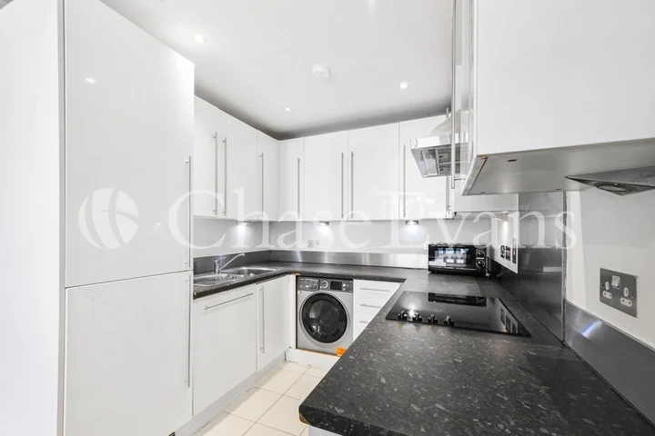 Flat Turner Street in Greater London