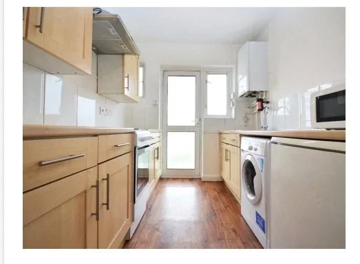 Flat Western Avenue in Greater London