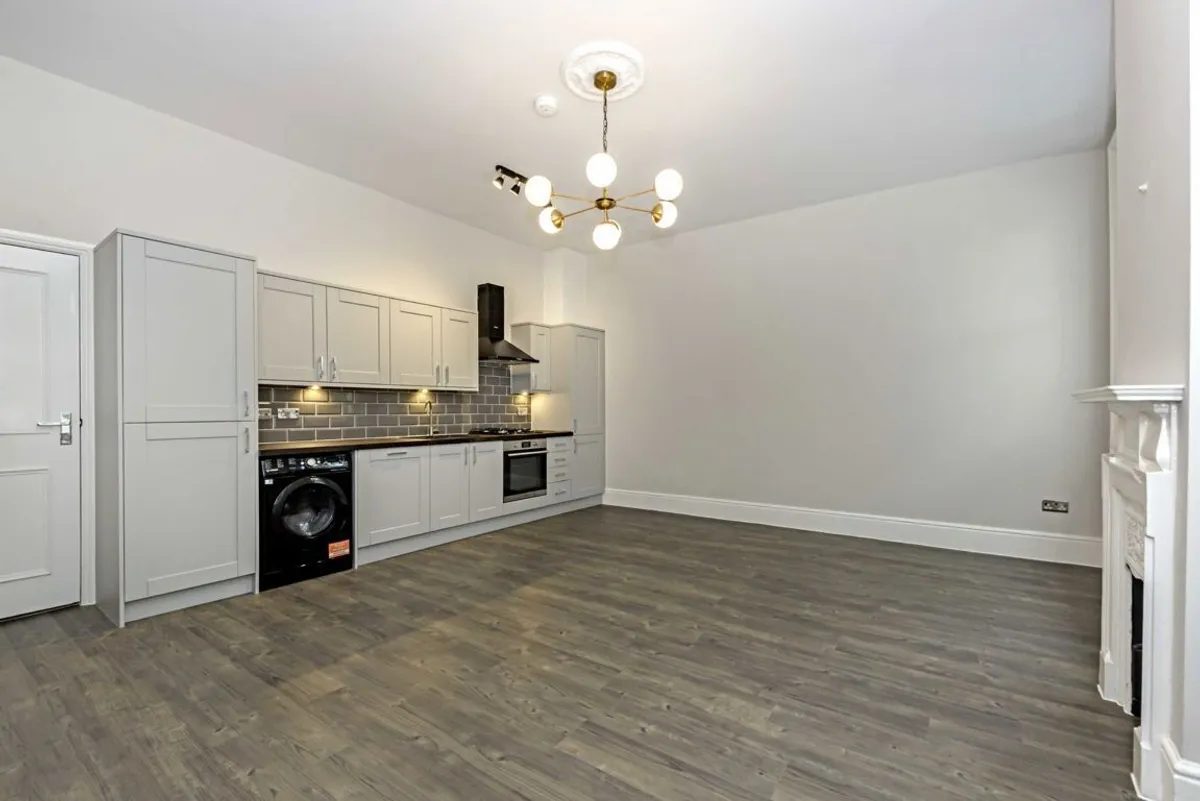 Flat Chiswick High Road in Greater London