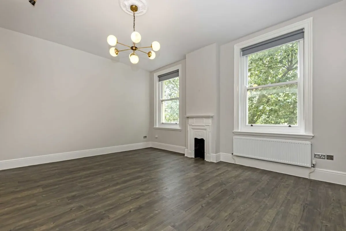 Flat Chiswick High Road in Greater London