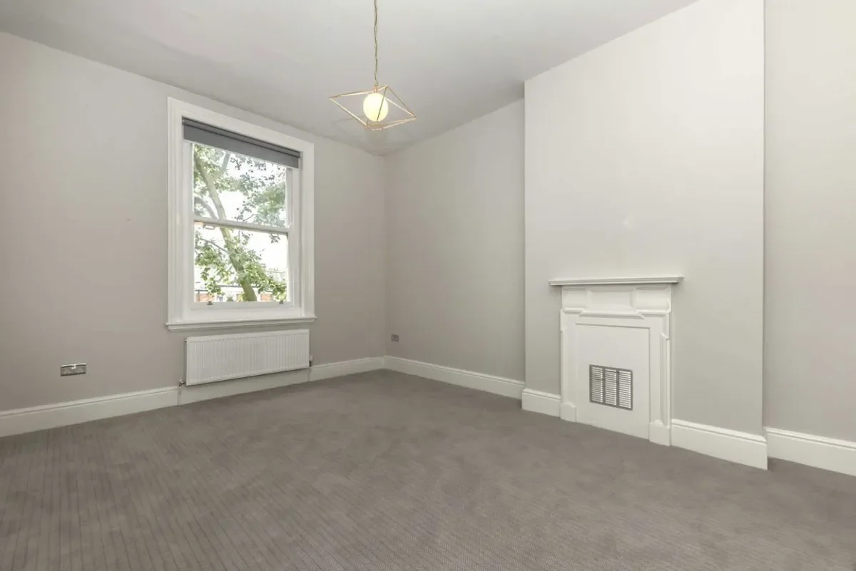 Flat Chiswick High Road in Greater London
