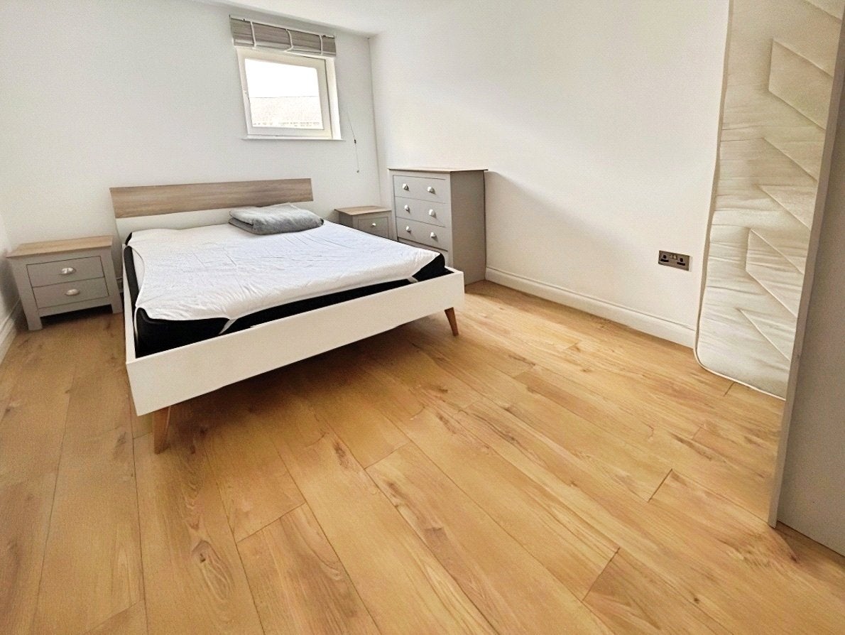 Flat Bedfont Lane in Greater London