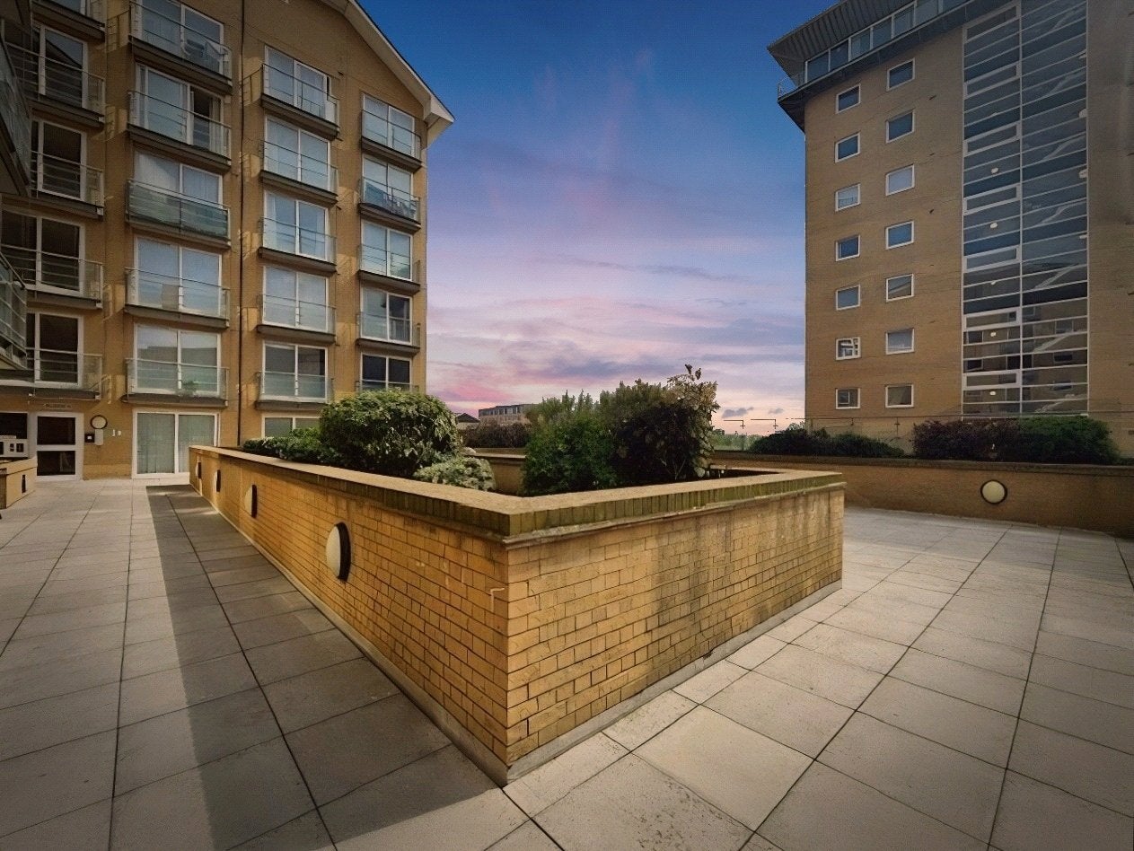 Flat Bedfont Lane in Greater London