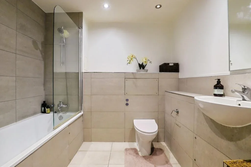 Room Grand Depot Road in Greater London