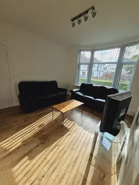 Flat Langdale Gardens in Leeds