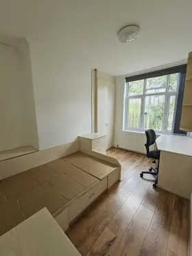 Flat Langdale Gardens in Leeds