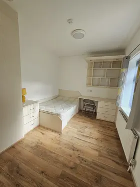 Flat Langdale Gardens in Leeds