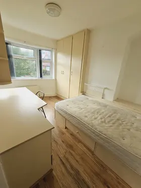 Flat Langdale Gardens in Leeds