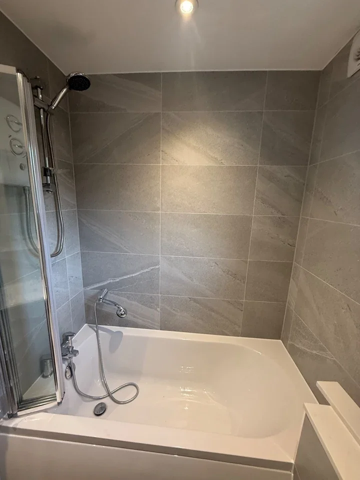 Flat Caravel Close in Grays