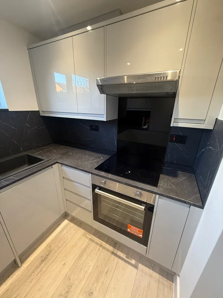 Flat Caravel Close in Grays