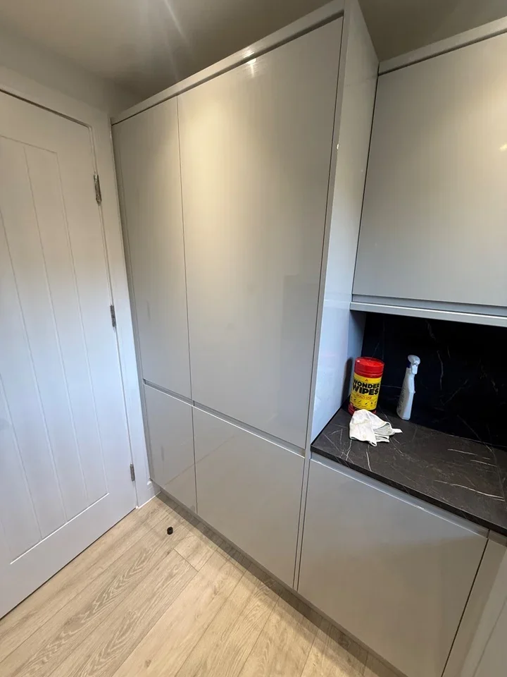 Flat Caravel Close in Grays