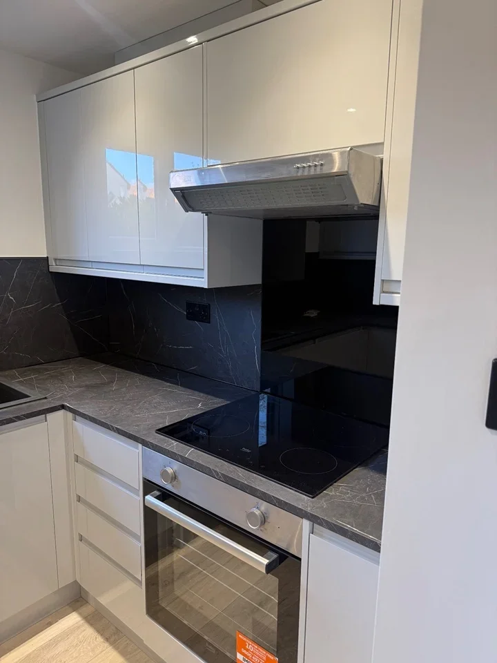 Flat Caravel Close in Grays
