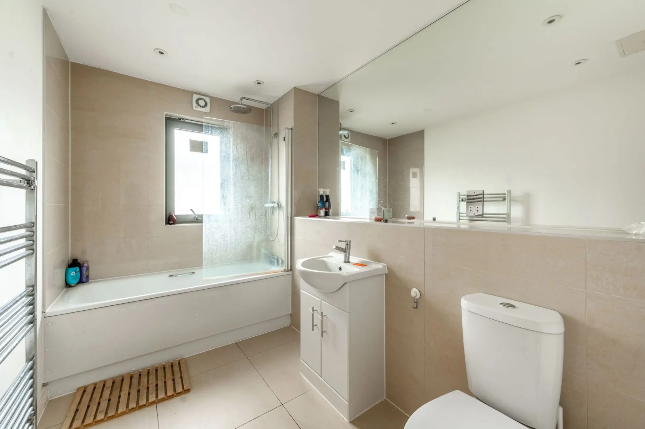 Flat Imperial Drive in Greater London