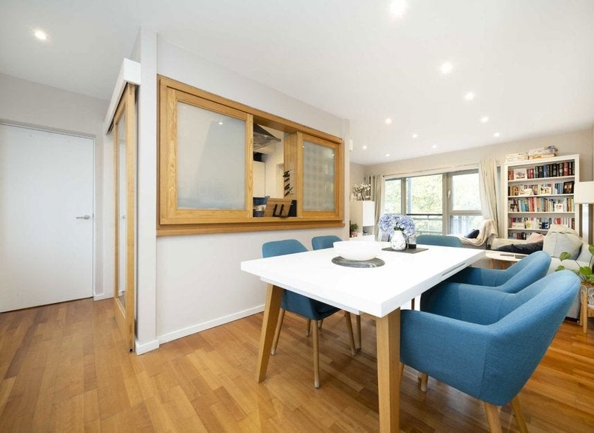 Flat Hutching's Street in Greater London