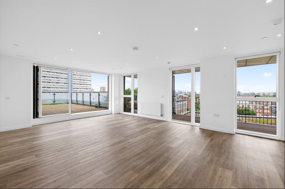 Flat Scena Way in Greater London
