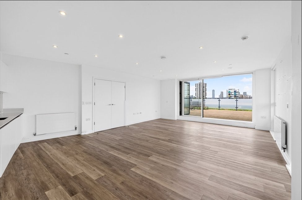 Flat Scena Way in Greater London