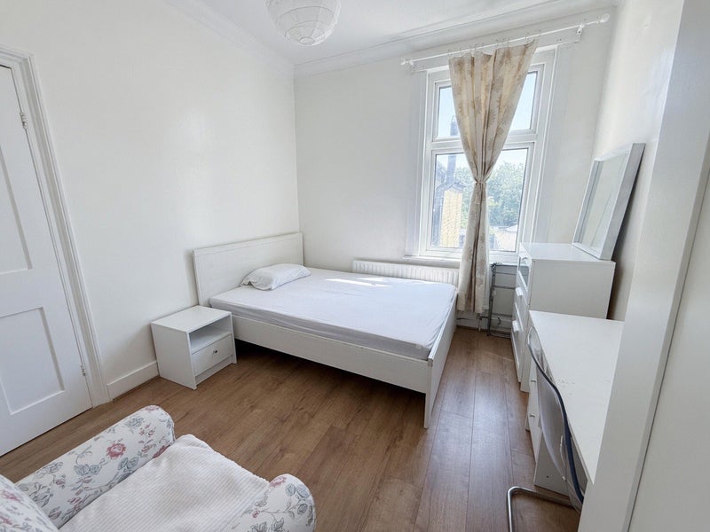 Room Clements Road in Greater London