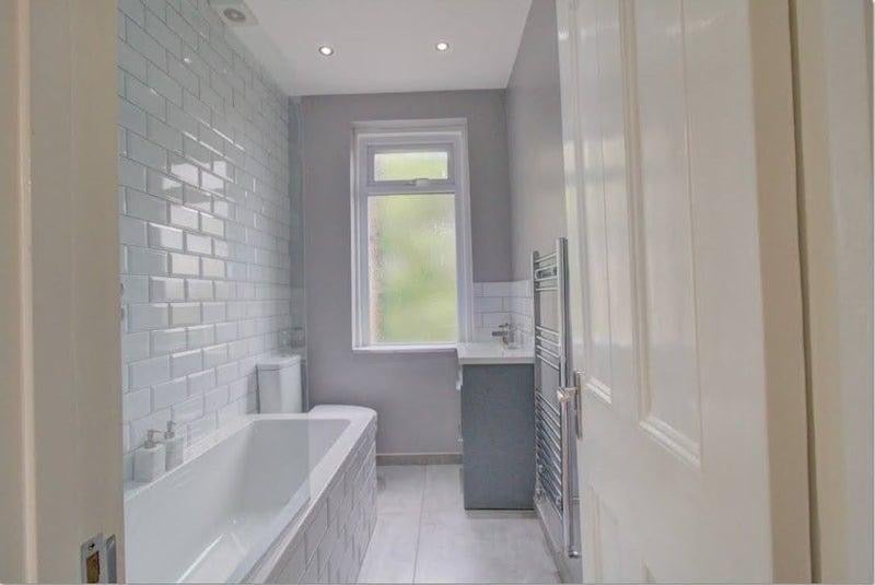 Flat Hermon Hill in Greater London