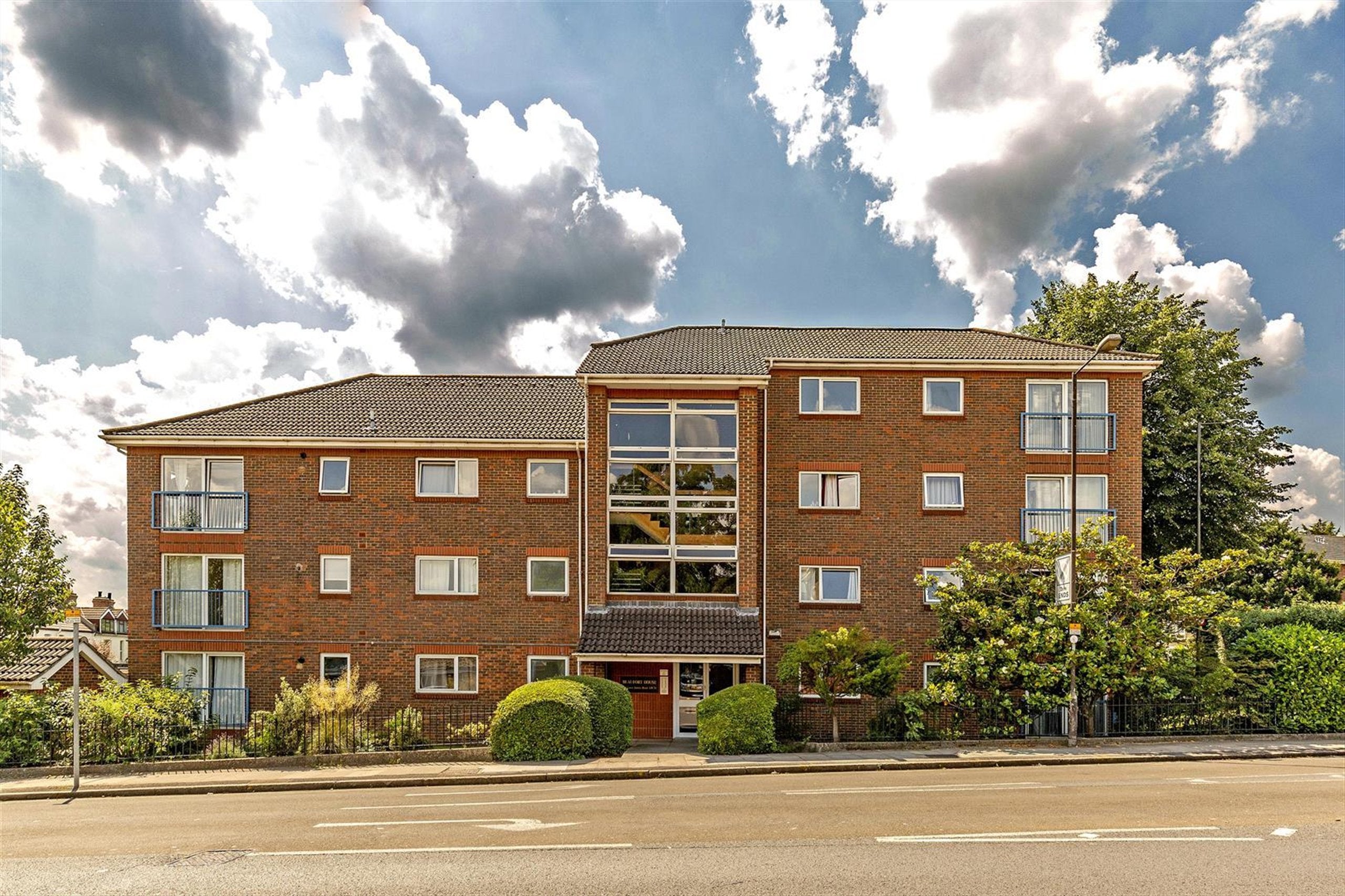 Flat Lower Downs Road in Greater London