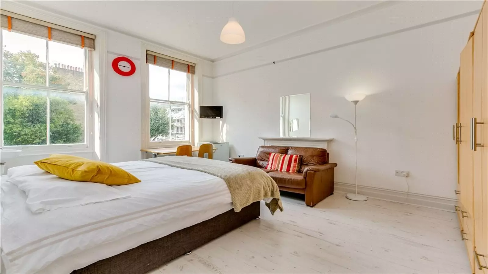 Flat Penywern Road in Greater London