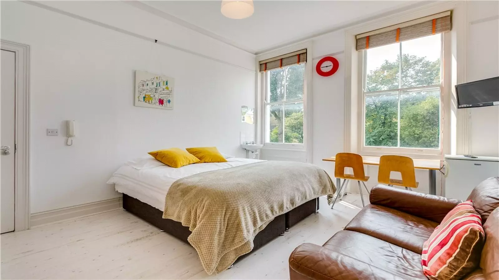Flat Penywern Road in Greater London
