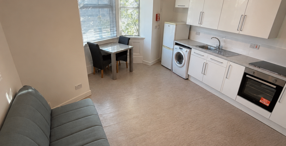 Flat Woodview Street in Leeds