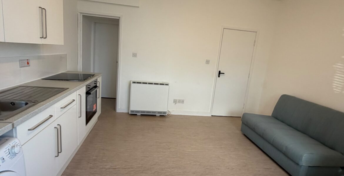 Flat Woodview Street in Leeds