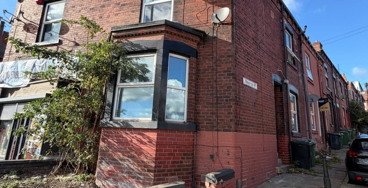 Flat Woodview Street in Leeds