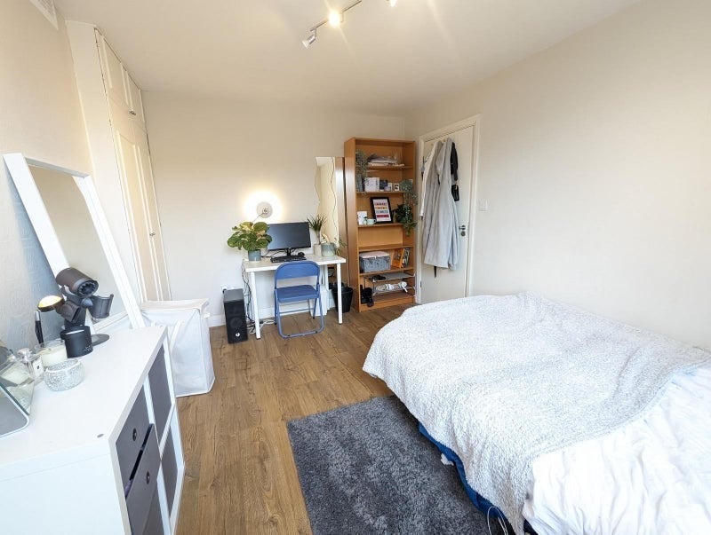 Room Bravington Road in City of Westminster