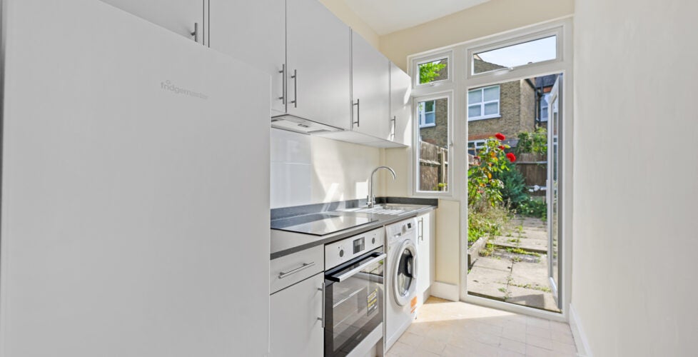 Flat Totterdown Street in Greater London