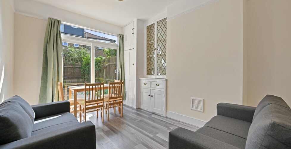 Flat Totterdown Street in Greater London