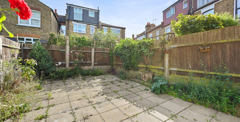 Flat Totterdown Street in Greater London