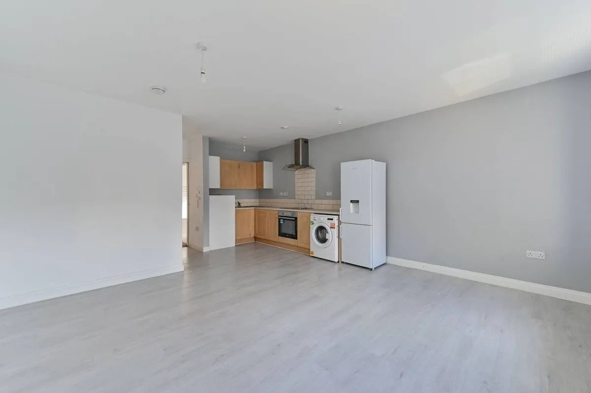 Flat Lower Road in Greater London