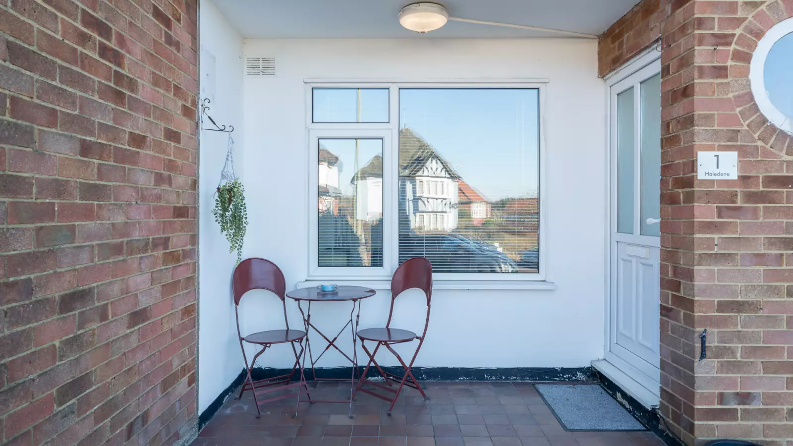 Flat Hale Lane in Greater London