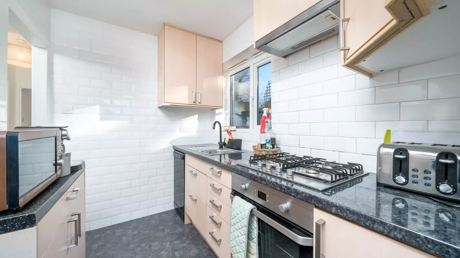 Flat Hale Lane in Greater London