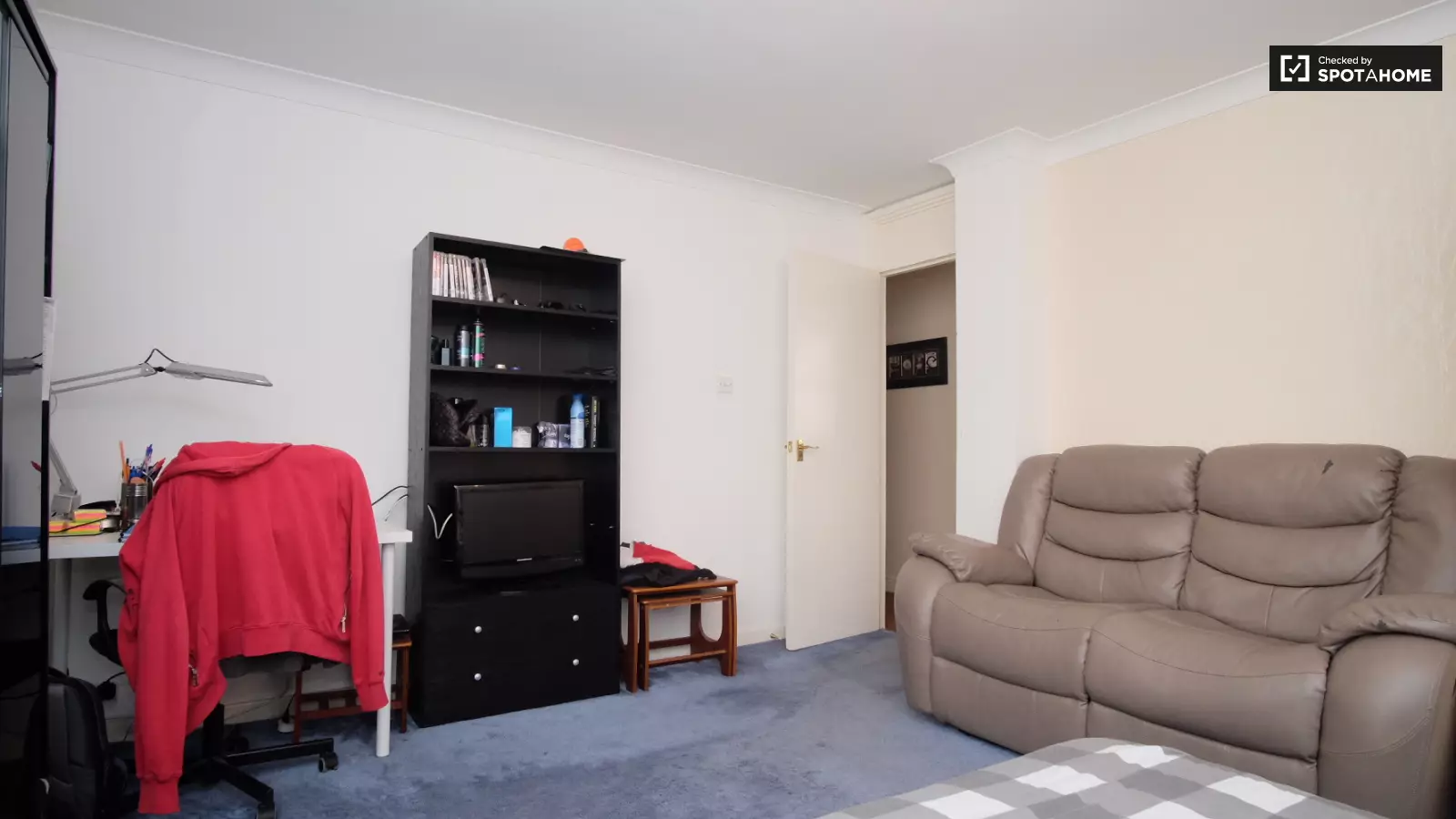 Flat Candahar Road in Greater London