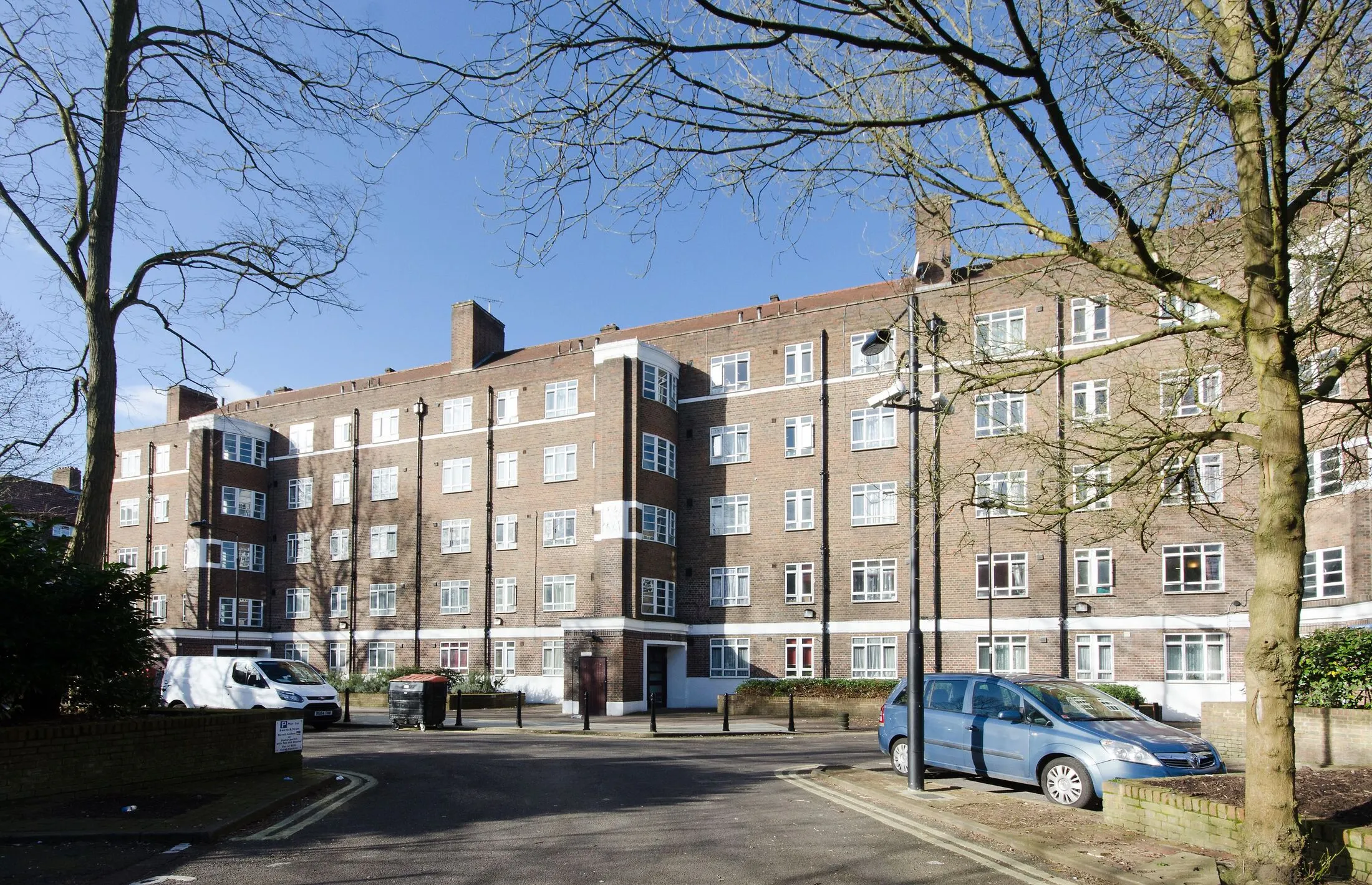 Flat Australia Road in Greater London