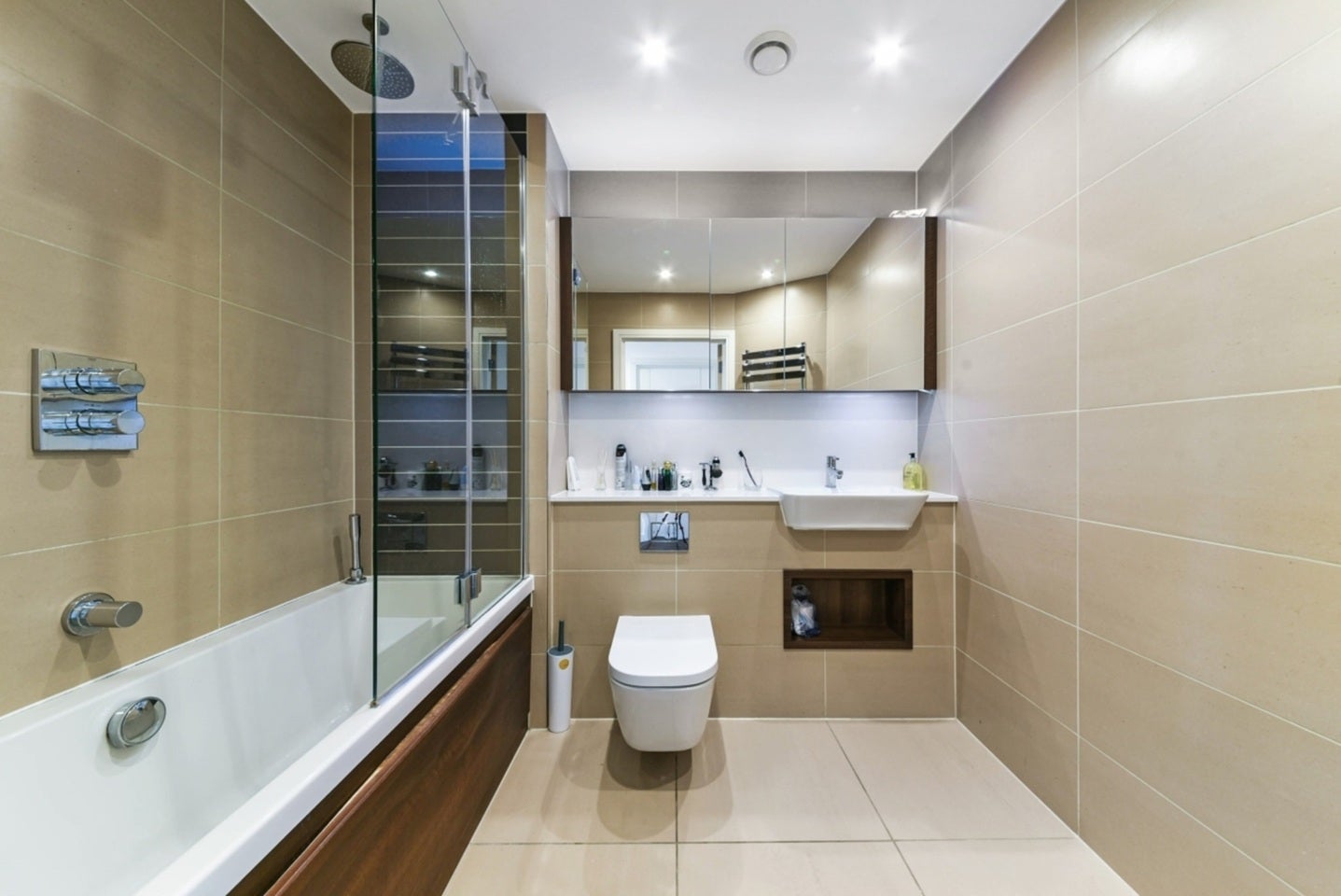 Flat Alie Street in Greater London