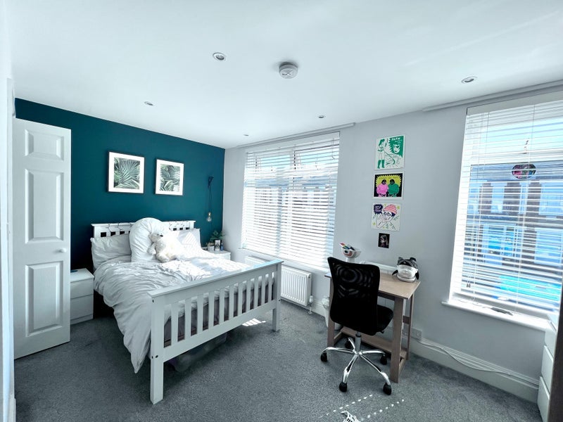 Room Gloucester Road in Salford