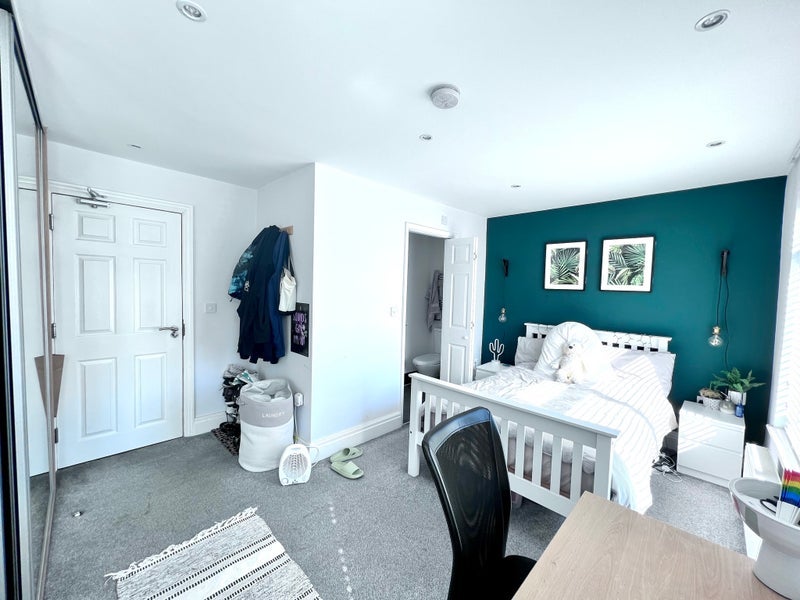 Room Gloucester Road in Salford