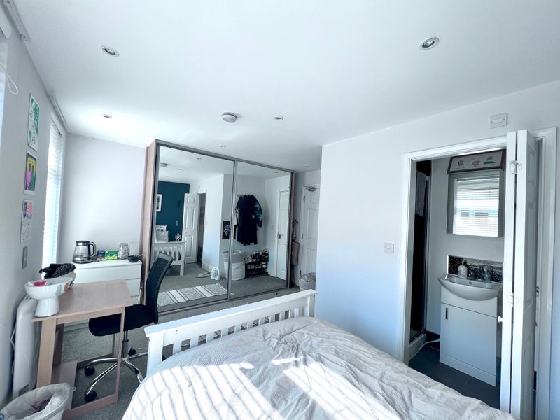 Room Gloucester Road in Salford