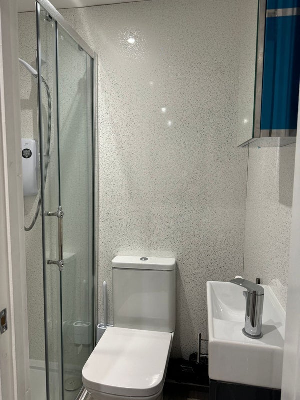 Room Mitcham Road in Greater London