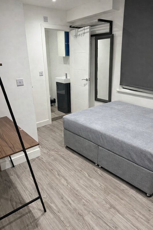 Room Mitcham Road in Greater London