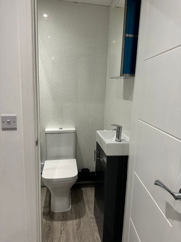 Room Mitcham Road in Greater London
