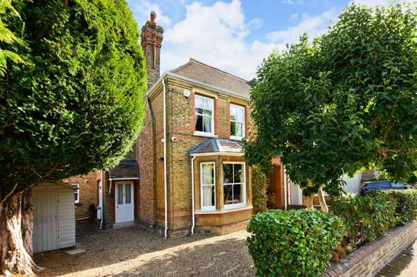House Kent Road in Elmbridge